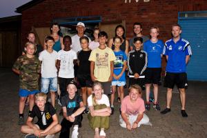 Ruder-Sommerferien-Zeltlager der RV Bille 2018: Gruppenbild Teilnehmer und Betreuer vor einem Bootshaus